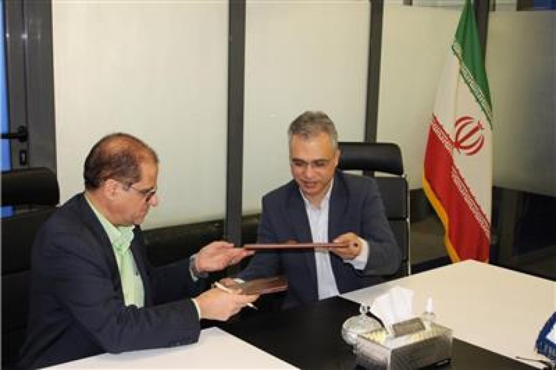امضای تفاهم نامه همكاری آموزشی مابین كارگزاری بانك صنعت و معدن و انجمن مالی ایران